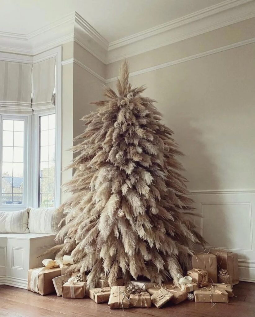 chic-natural-monochrome-flower-and-pampas-grass-Christmas-tree